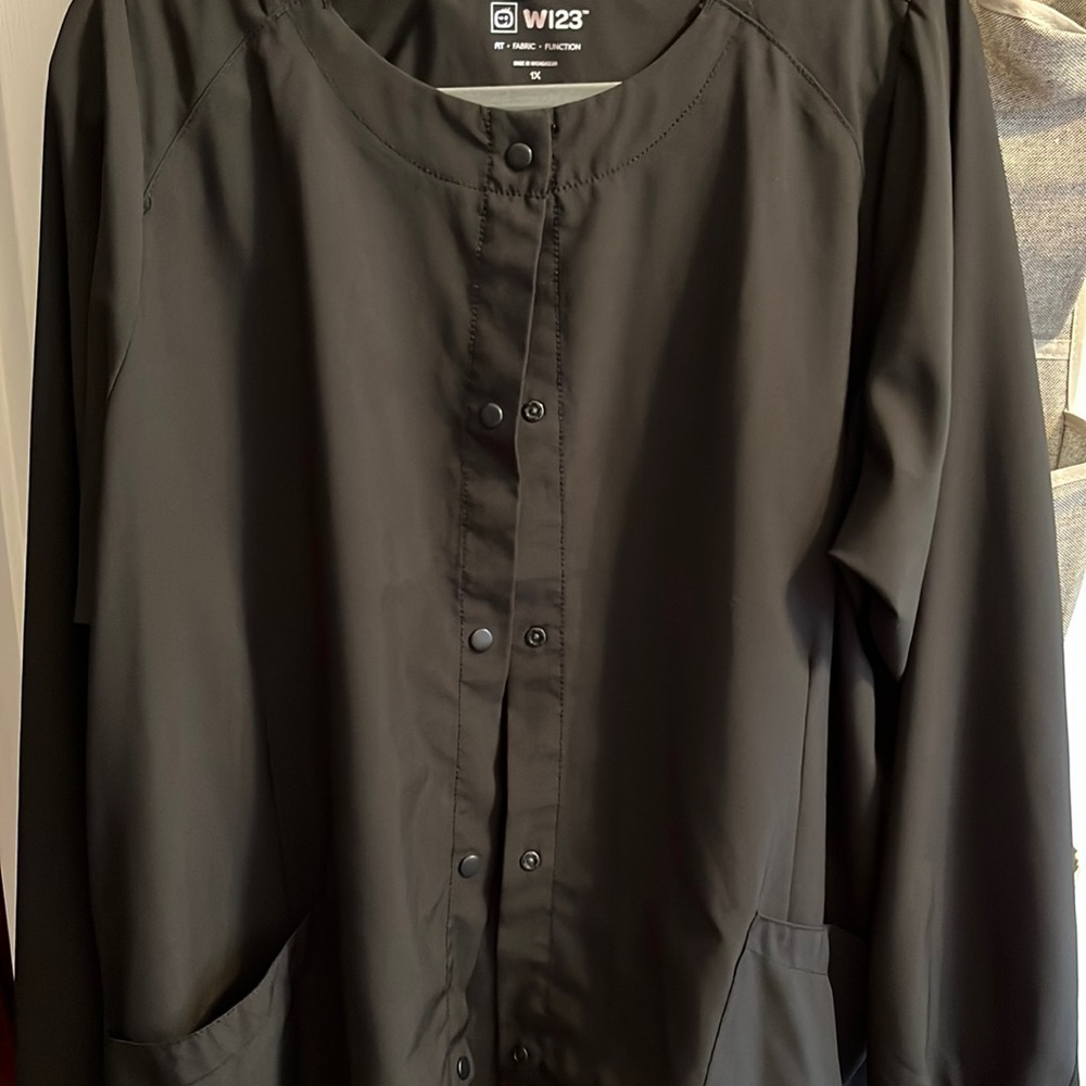 Wonder wink scrub jacket size 1x. Black